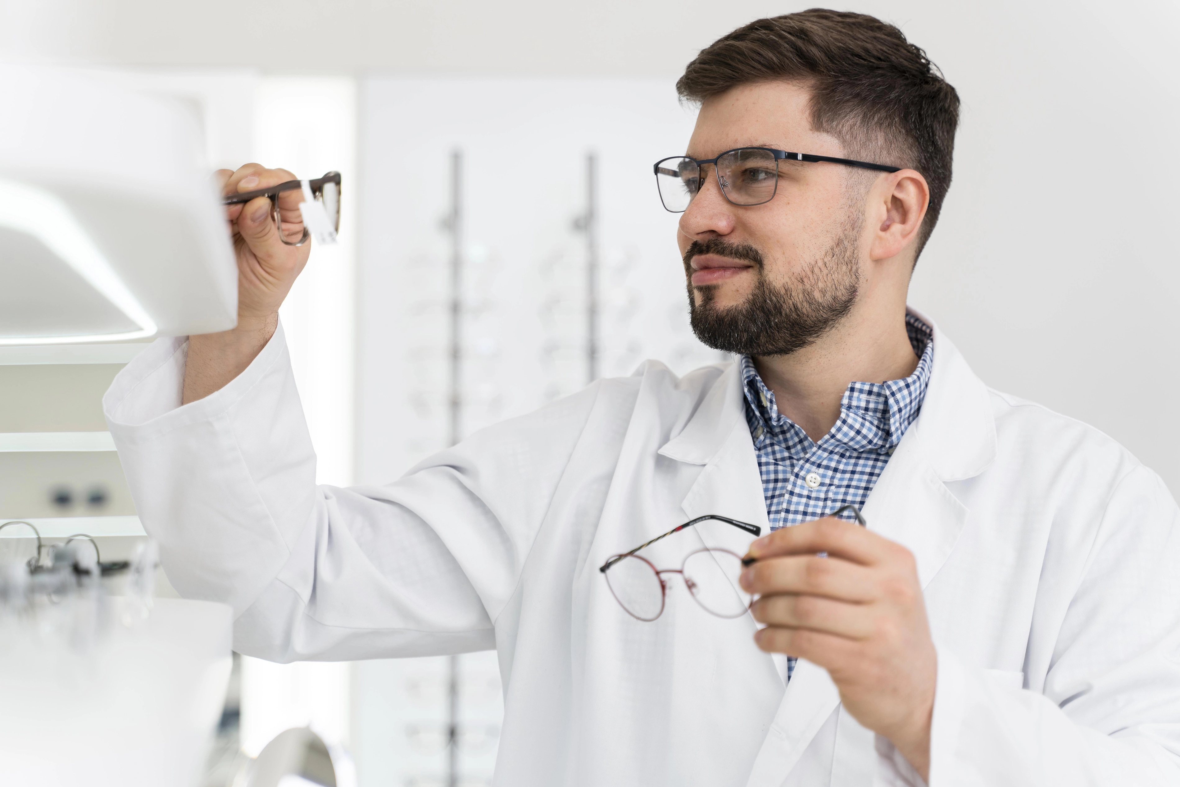 Especialista analisando um óculos