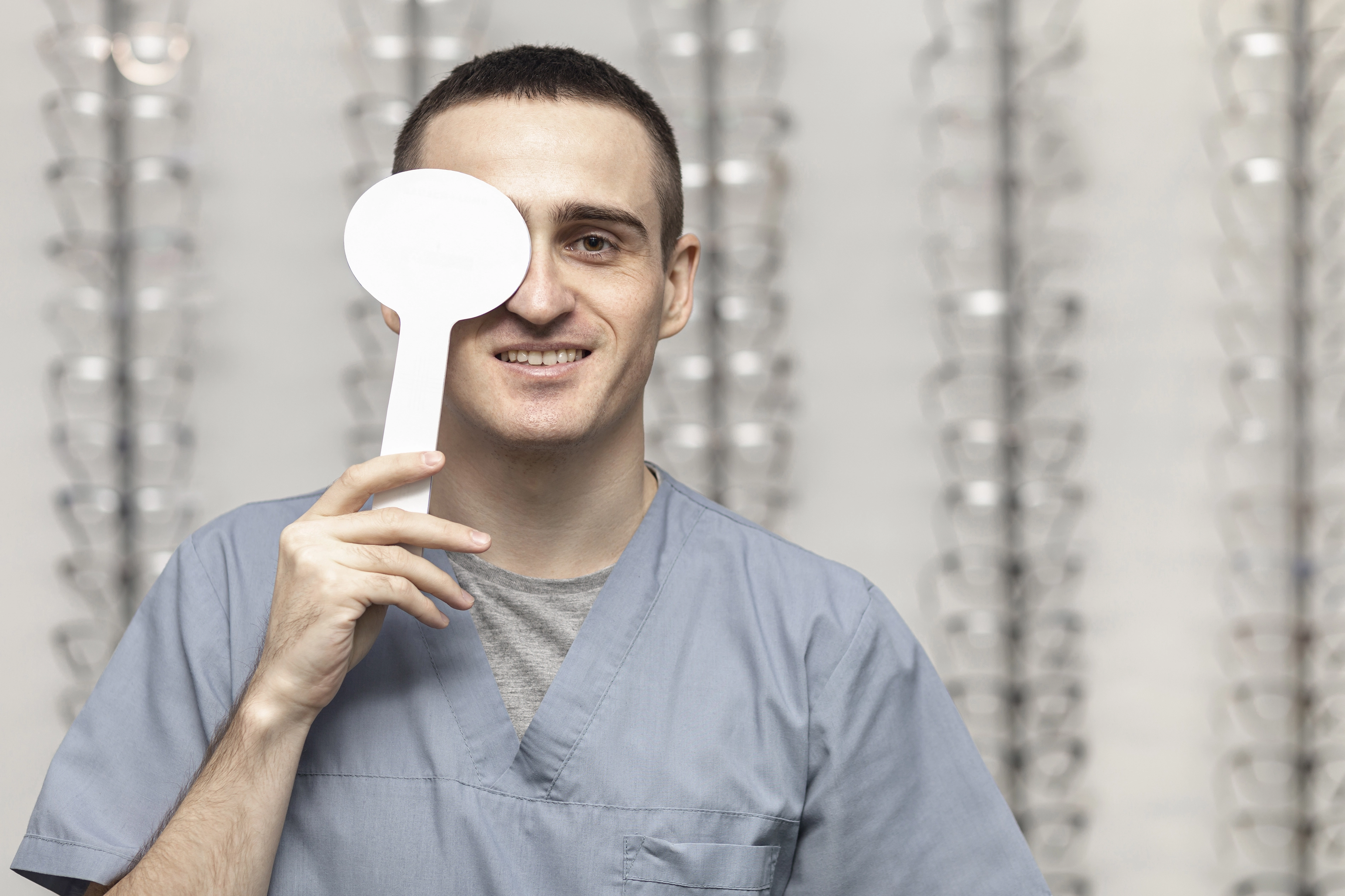 Homem realizando teste de visão ocular