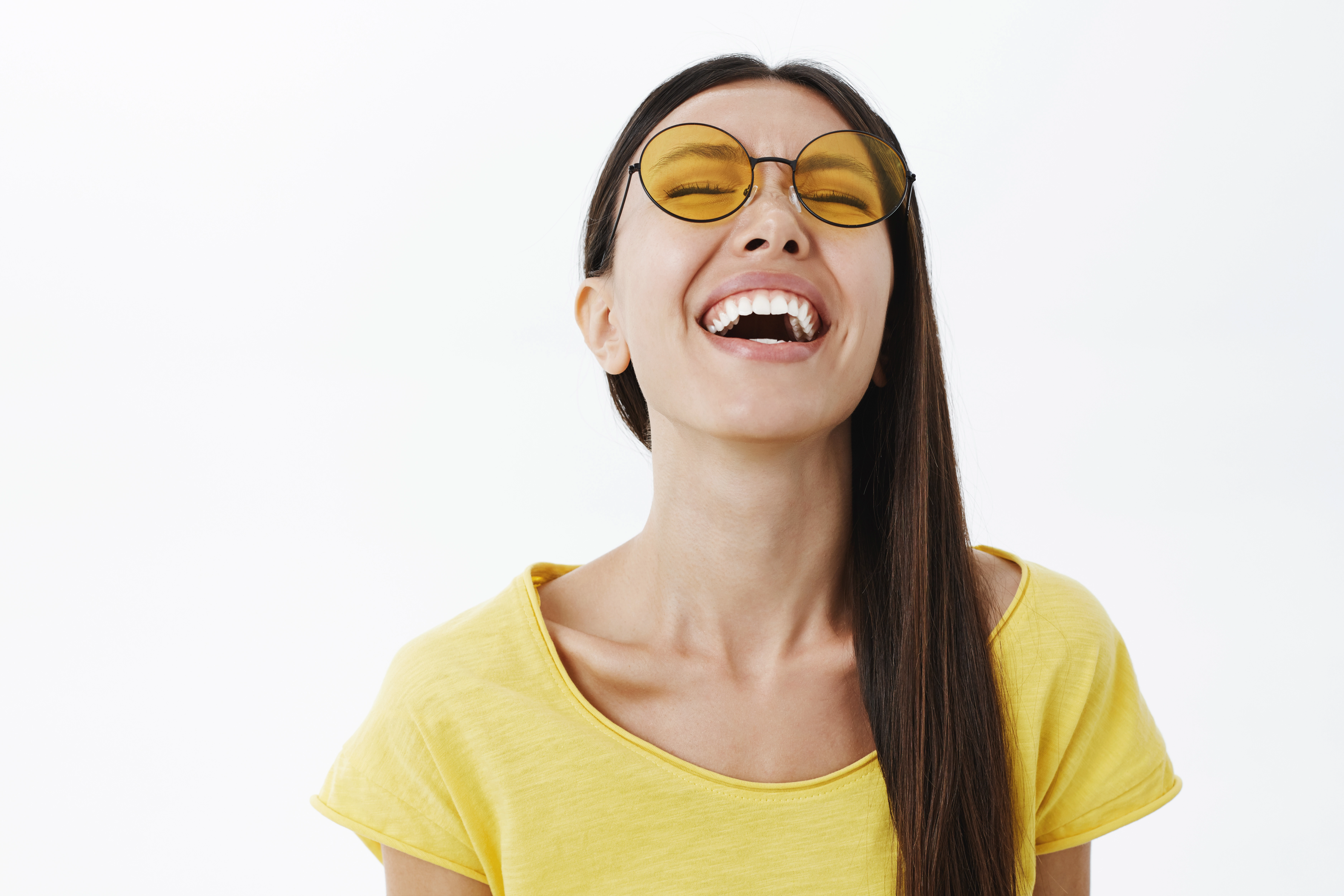 Mulher de óculos sorrindo